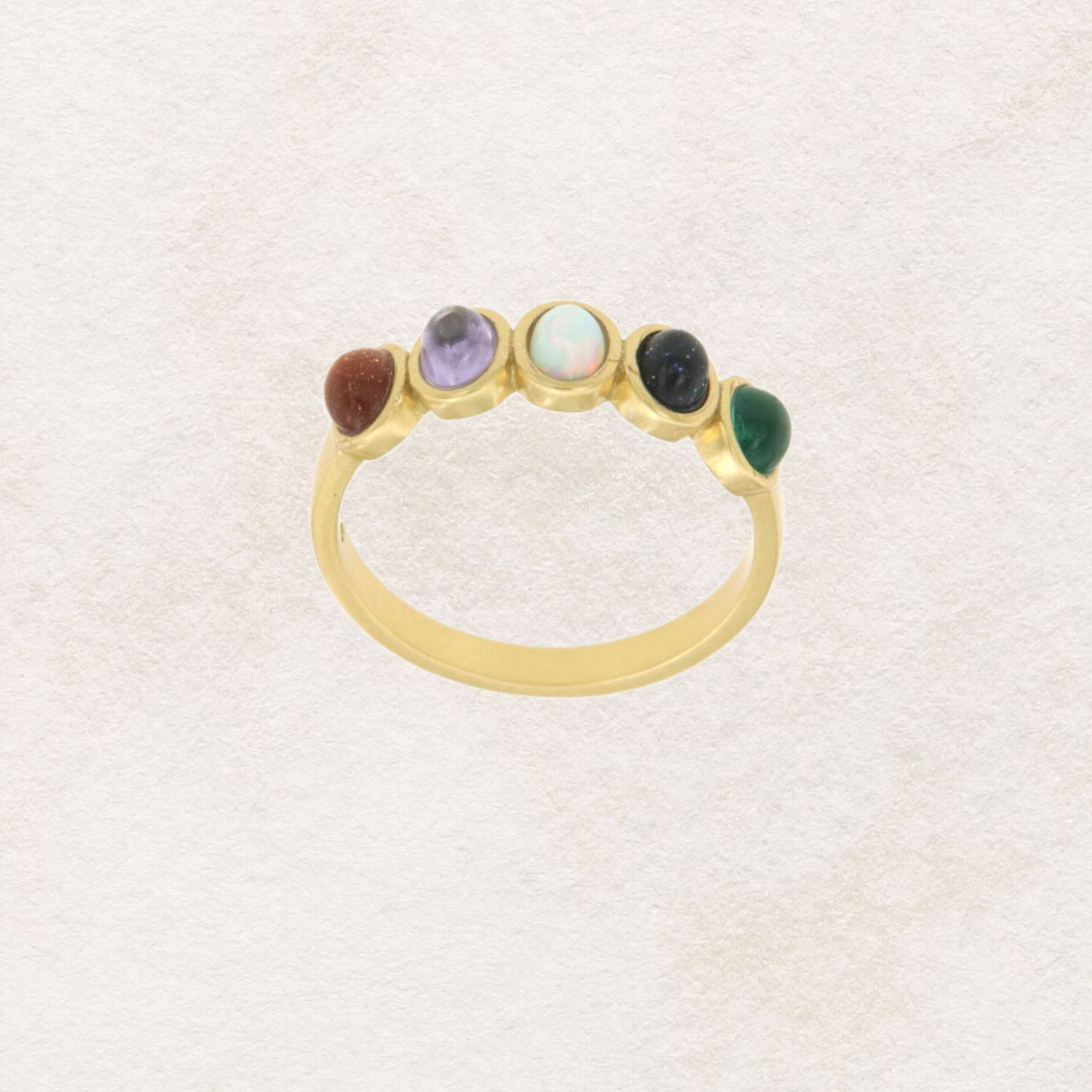 แหวนพลอยสีสง่า