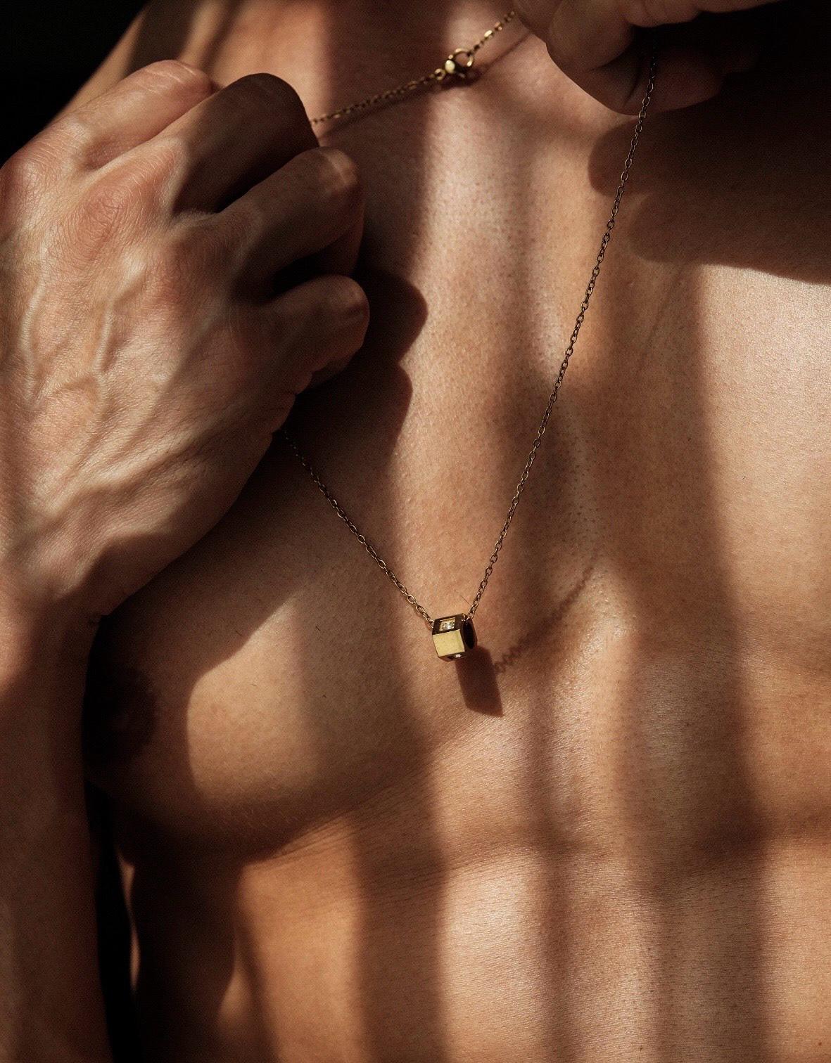 Elio Pendant Necklace