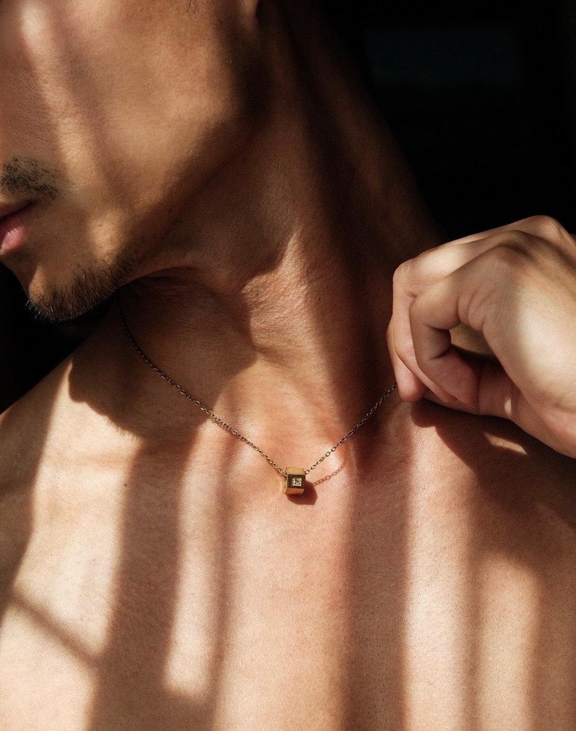 Elio Pendant Necklace